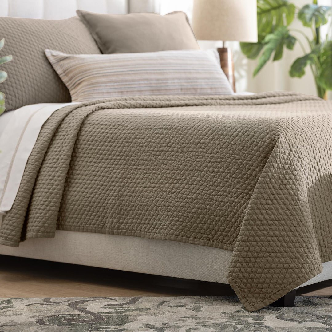 Dawn Coverlet White Queen